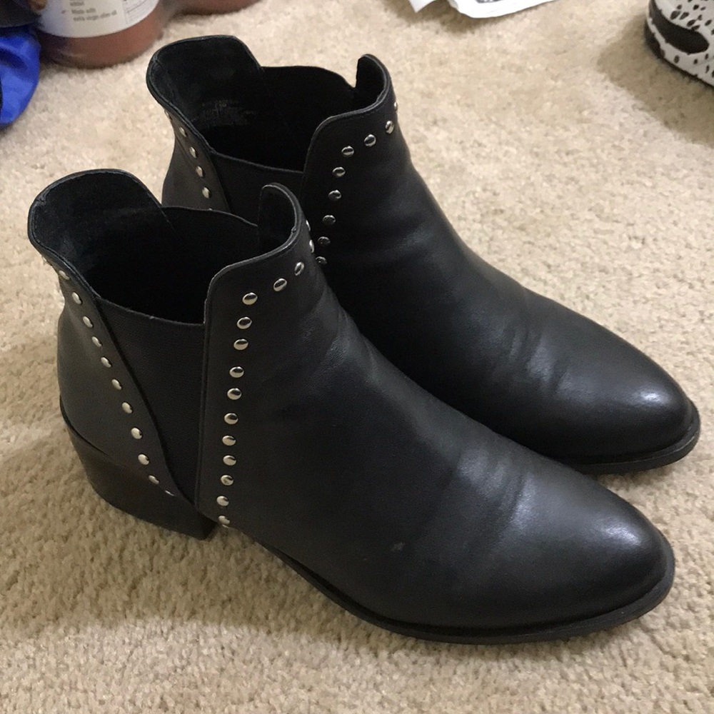 Steve Madden black studded sz 8.5 Chelsea booties
